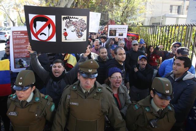 Manifestantes protestaron cerca de la embajada de Venezuela en Chile (Foto: EFE)