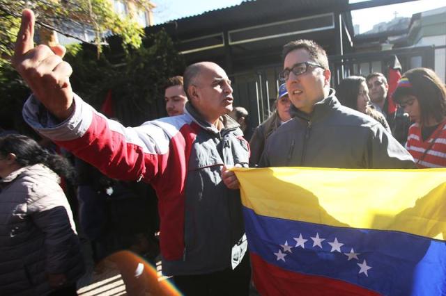 Manifestantes protestaron cerca de la embajada de Venezuela en Chile (Foto: EFE)