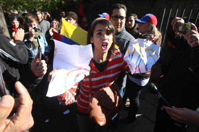 Manifestantes protestaron cerca de la embajada de Venezuela en Chile (Foto: EFE)