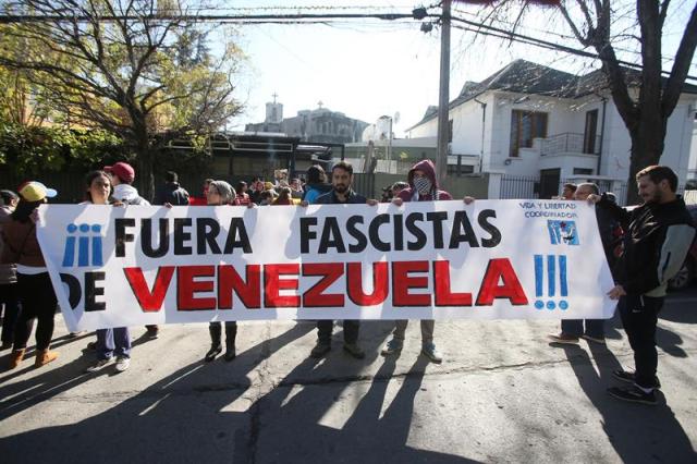 Manifestantes protestaron cerca de la embajada de Venezuela en Chile (Foto: EFE)