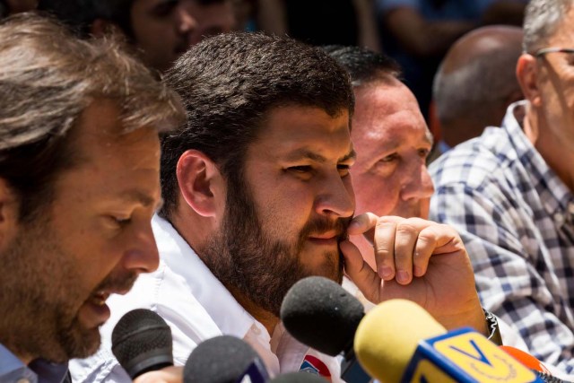 CAR14. CARACAS (VENEZUELA), 24/05/2017.- El alcalde del municipio El Hatillo de Caracas David Smolansky (c), participa en una conferencia de prensa hoy, jueves 25 de mayo de 2017, en Caracas (Venezuela). Ocho alcaldes de la oposición venezolana anunciaron hoy que seguirán permitiendo las protestas pacíficas en sus municipios, pese a que el Tribunal Supremo les ordenó evitar bloqueos de vías en medio de las marchas que se registran desde hace casi dos meses en el país. EFE/MIGUEL GUTIÉRREZ