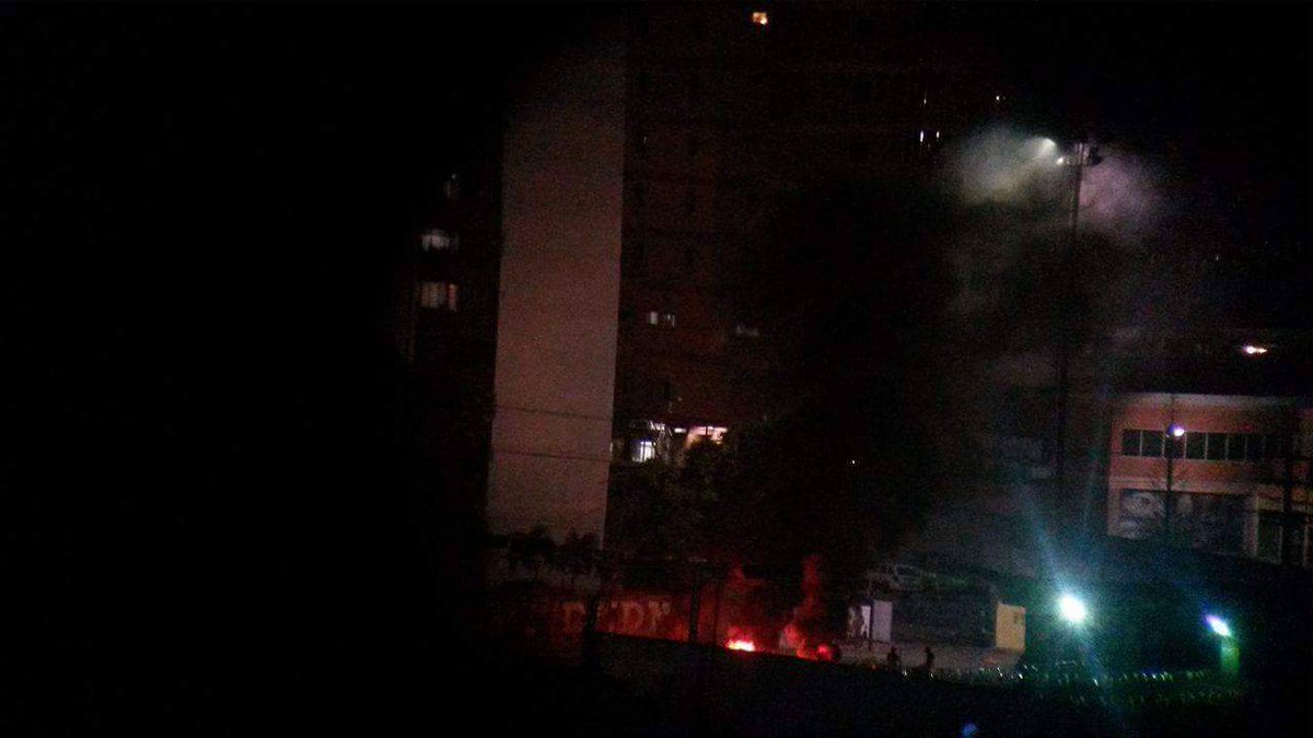 Reprimen con lacrimógenas a manifestantes en Puerto Cabello: Se escuchan detonaciones