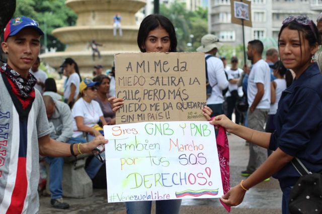 Manifestantes en Altamira #29MAy / Foto: Régulo Gómez - La Patilla