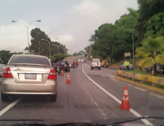 Reportan un camión cisterna volcado en la Cota Mil a la altura de El Marqués