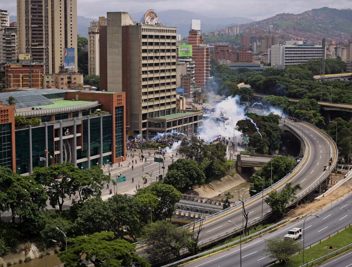 Reprimen con lacrimógenas a manifestantes que se dirigían al CNE #24May