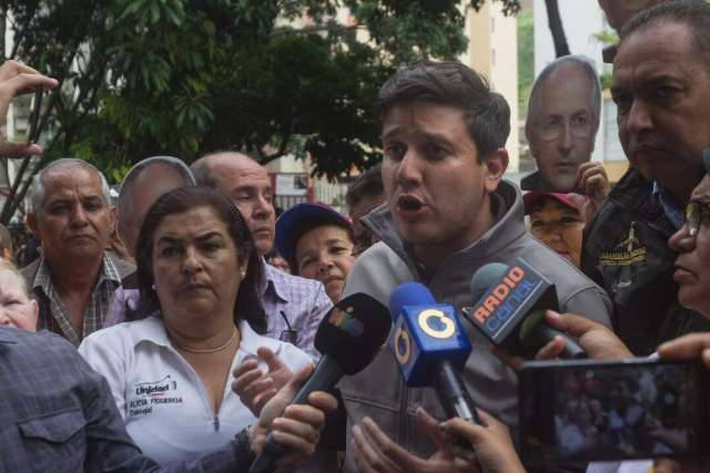 Concejal Jesús Armas denuncia acoso de presuntos funcionarios del SEBIN en su residencia