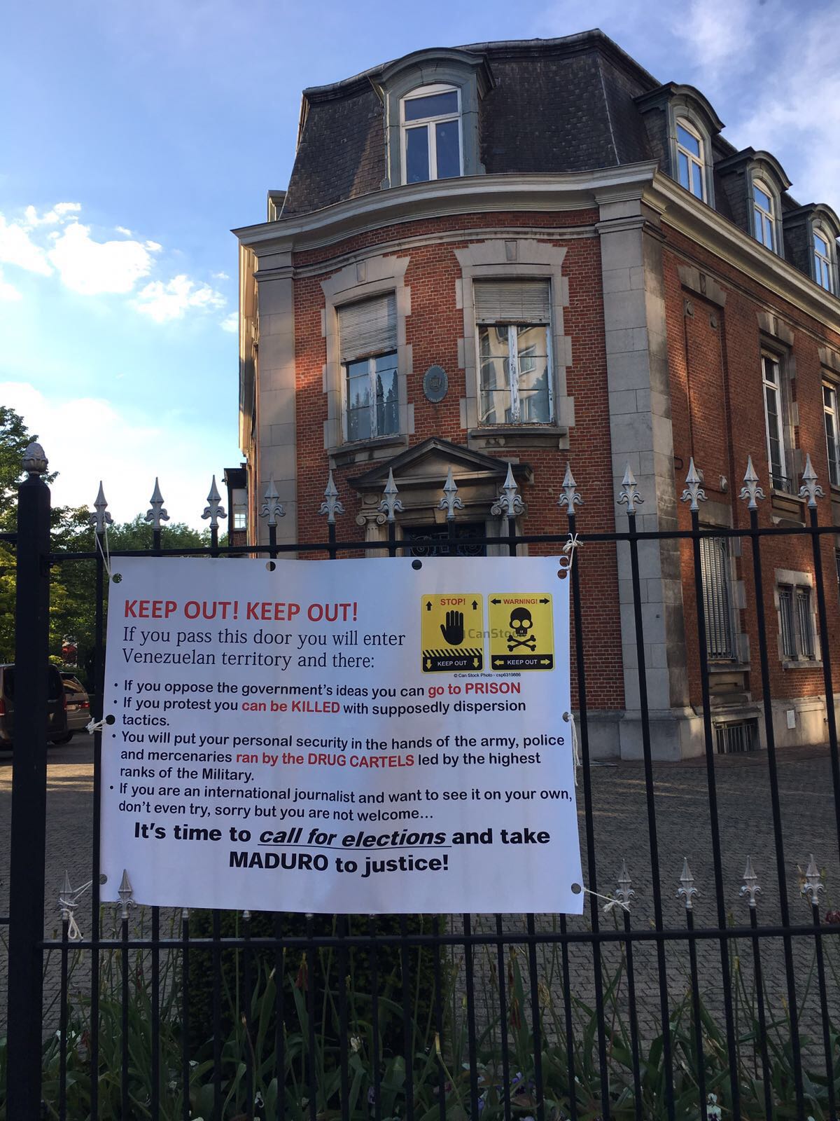 ¿Así o más claro? La advertencia en la embajada venezolana en Bruselas (FOTO)