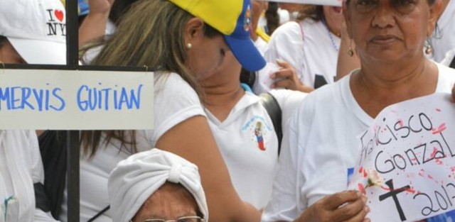 Maracuchas marchan por la libertad de Venezuela