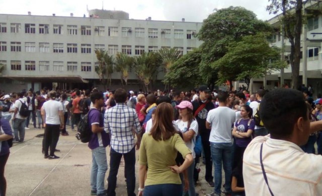 Estudiantes de la UCV se reúnen en la Plaza del Rectorado / Foto @unidadvenezuela