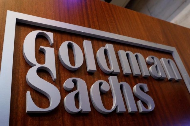 El nombre de Goldman Sachs se muestra dentro del puesto de la compañía en el piso de la Bolsa de Nueva York en Nueva York, Estados Unidos. 18 de abril 2017. El banco estadounidense Goldman Sachs confirmó la compra de bonos de la petrolera estatal venezolana en un comunicado que difundió tarde el lunes, en medio de las críticas que le hizo el Parlamento opositor de ese país por facilitar liquidez al gobierno de Nicolás Maduro, al que acusan de dictador. REUTERS/Brendan McDermid