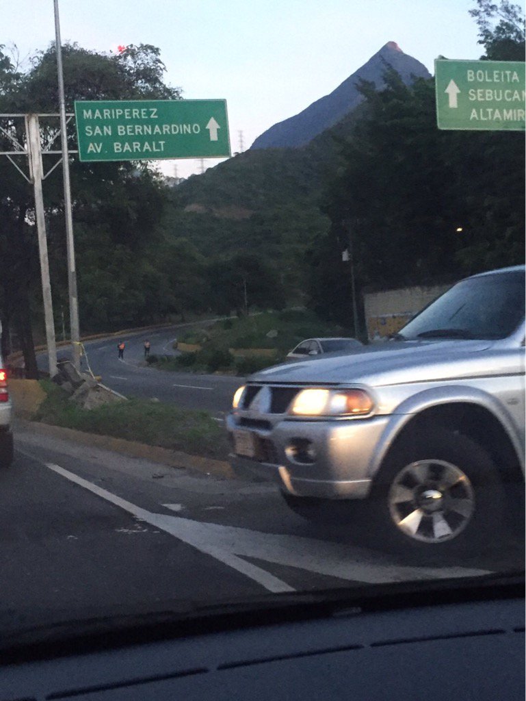 Cerrada la Cota Mil hacia el oeste de Caracas #8May