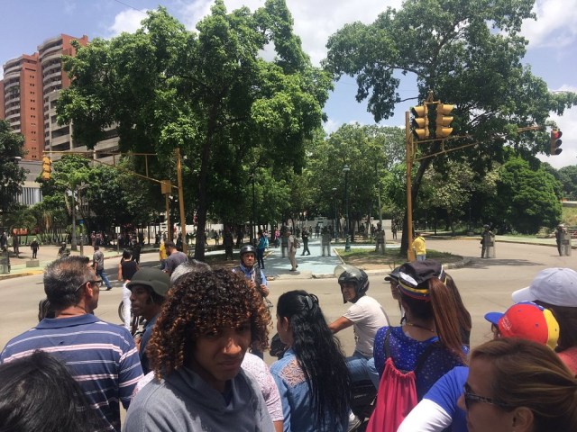 Grupo de personas en Los Próceres este #26May / Foto @arianuchis