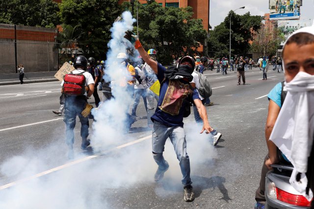 La fuerte represión de la GN contra la Marcha de Los Libertadores. REUTERS/Marco Bello