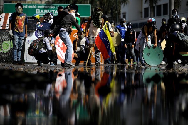 La fuerte represión de la GN contra la Marcha de Los Libertadores. REUTERS/Carlos Barria