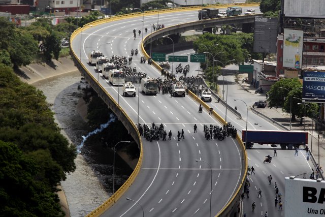 La fuerte represión de la GN contra la Marcha de Los Libertadores. REUTERS/Christian Veron