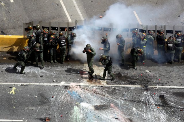 La fuerte represión de la GN contra la Marcha de Los Libertadores. REUTERS/Christian Veron