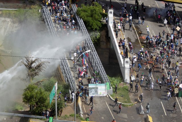 La fuerte represión de la GN contra la Marcha de Los Libertadores. REUTERS/Christian Veron