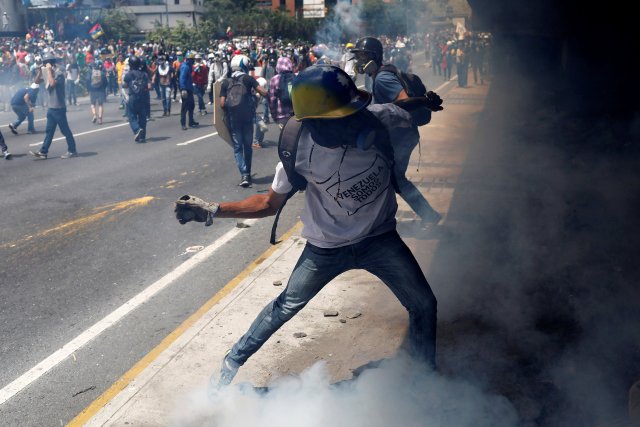 La fuerte represión de la GN contra la Marcha de Los Libertadores. REUTERS/Marco Bello