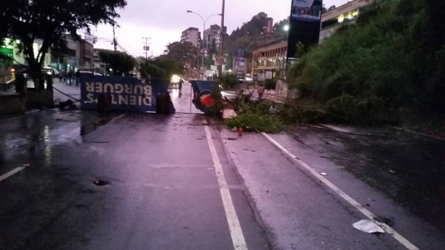 Acceso a la carretera Panamericana cerrada con barricada este #16May / Foto @jrbermudezofi 