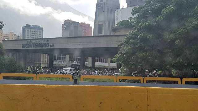 Foto: Cerrado el paso  en Plaza Venezuela a la altura del Bicentenario / Cortesía