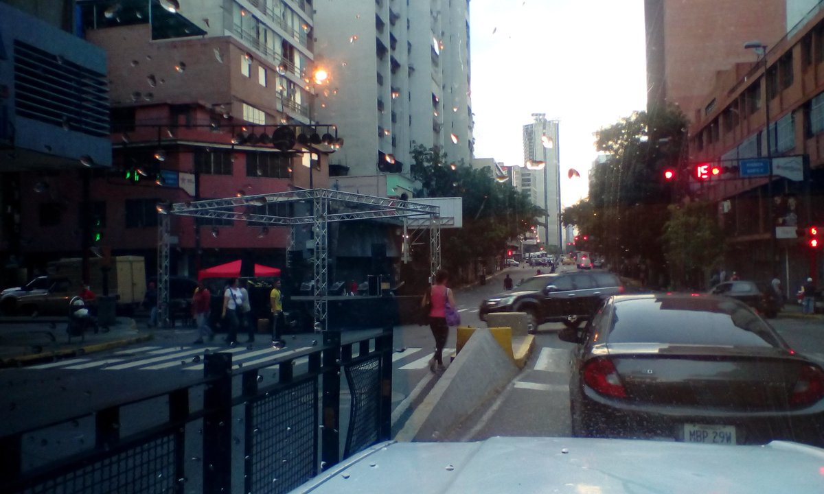 Tarima bloquea el paso desde La Candelaria hasta la Av. Urdaneta #10May (Fotos)