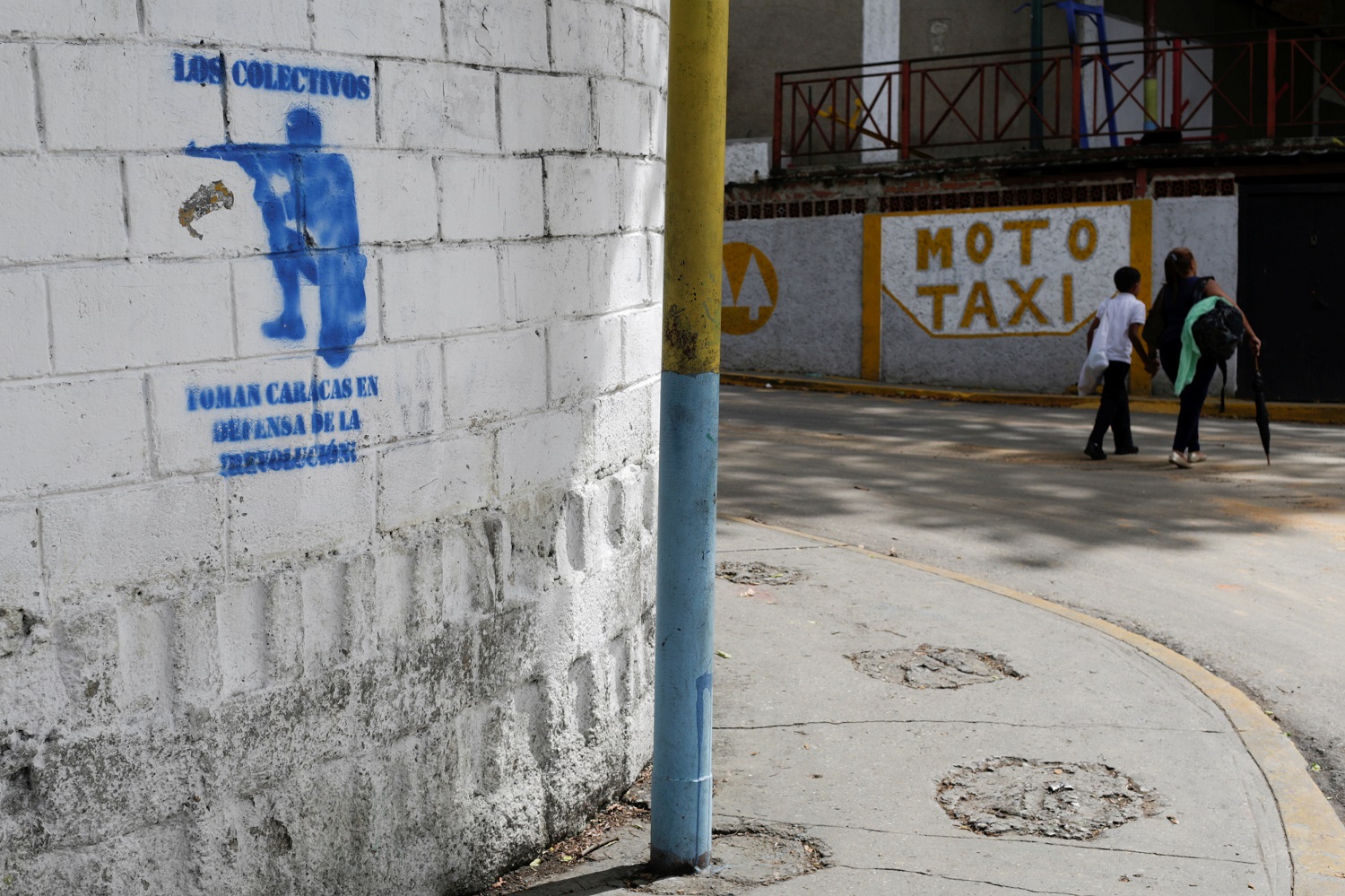 Colectivos portan “credenciales” para excusar el uso de armas de fuego (FOTOS)