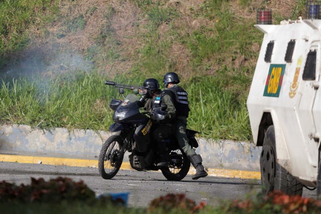 Fuerzas de "in-seguridad" disparan lacrimógenas en Caracas, Venezuela June 14, 2017. REUTERS/Ivan Alvarado