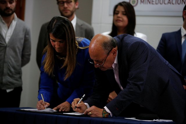 Yaneth Giha, Minister of Education of Colombia and Carlos Rivas, President of the Colombian Federation of Education Workers, sign an agreement to improve the working conditions of teachers in Bogota, Colombia, June 16, 2017. REUTERS/Jaime Saldarriaga