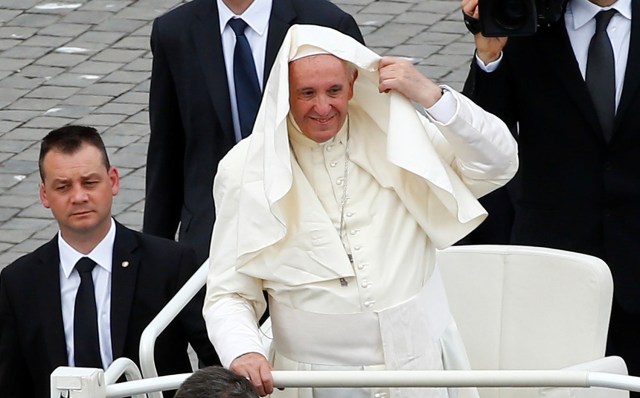 El Papa Francisco sale al final de la Santa Misa para la solemnidad de San Pedro y Pablo en la plaza de San Pedro en el Vaticano 29 de junio de 2017. REUTERS / Tony Gentile