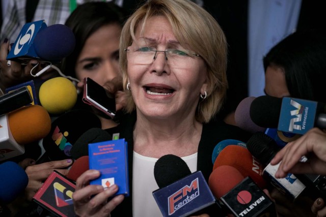 VEN01. CARACAS (VENEZUELA), 13/06/2017.- La fiscal general de Venezuela, Luisa Ortega Díaz, ofrece declaraciones a periodistas hoy, martes 13 de junio de 2017, en Caracas (Venezuela). Ortega Díaz solicitó hoy al Tribunal Supremo de Justicia (TSJ) que se retire la inmunidad de ocho magistrados de la Sala Constitucional de esa Corte para que puedan ser investigados por la decisión en la que asumieron las facultades del Parlamento. "La solicitud es por cuanto pudieran estar incursos en el delito de conspiración contra la forma republicana que se ha dado a la nación, previsto y sancionado en el artículo 132 del código penal", afirmó la titular del Ministerio Público desde el máximo tribunal tras iniciar la acción legal. EFE/Miguel Gutiérrez