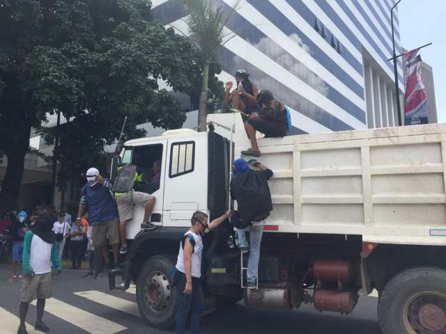 Manifestantes cierran con camiones la avenida Francisco de Miranda en Altamira / Fotos Régulo Gómez