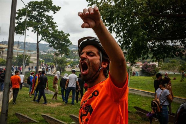 Cuerpos de seguridad redoblan la represión en las marchas. La resistencia sigue. Foto: EFE