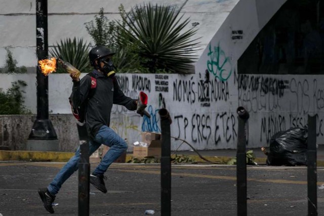 Cuerpos de seguridad redoblan la represión en las marchas. La resistencia sigue. Foto: EFE