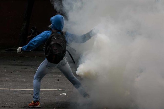 Cuerpos de seguridad redoblan la represión en las marchas. La resistencia sigue. Foto: EFE