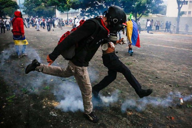 Cuerpos de seguridad redoblan la represión en las marchas. La resistencia sigue. Foto: EFE