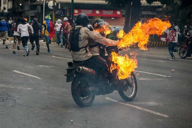 Cuerpos de seguridad redoblan la represión en las marchas. La resistencia sigue. Foto: EFE