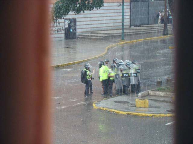 Colectivos y PNB mantienen asediados a vecinos de La Candelaria. Foto: Cortesía