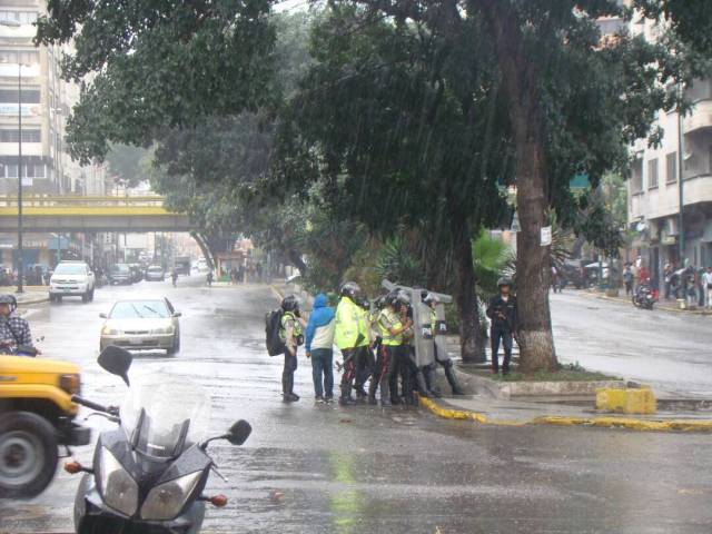 Colectivos y PNB mantienen asediados a vecinos de La Candelaria. Foto: Cortesía