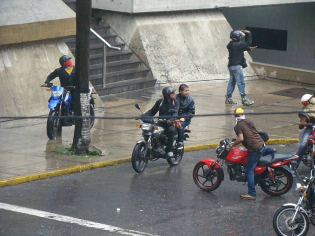 Colectivos y PNB mantienen asediados a vecinos de La Candelaria. Foto: Cortesía