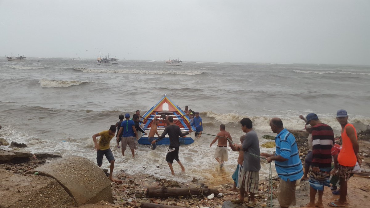 Pescadores en playa Los Cocos intentan salvar sus embarcaciones por paso de Bret #20Jun