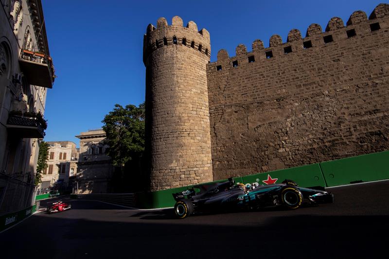 Hamilton supera marca de “poles” de Senna y reta a Vettel en Baku