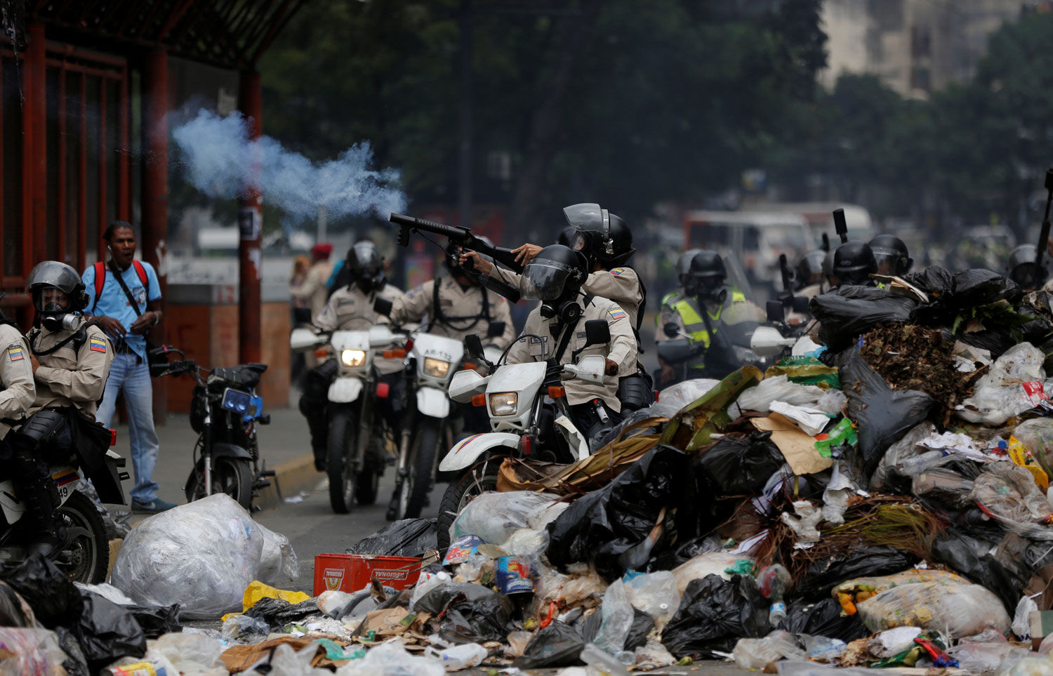 ¡Se volvieron locos! PNB lanzó lacrimógenas contra escombros en Altamira #29Jun