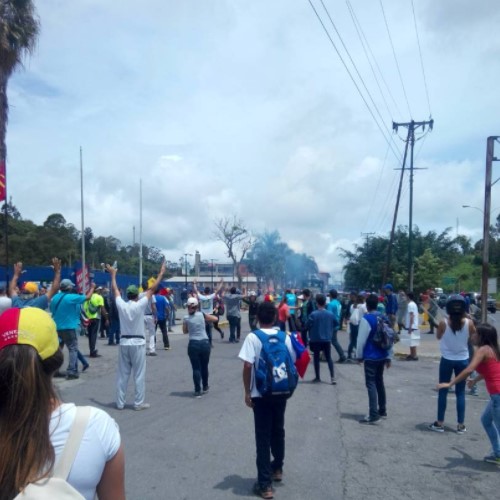 GNB dispara perdigones y lacrimógenas contra manifestantes en la recta de Las Minas