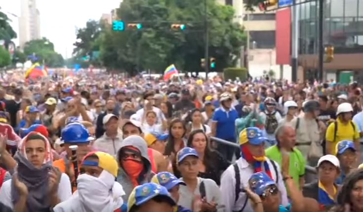 Jóvenes, viejos, mujeres, hombres, escuderos, PNB… VENEZOLANOS en 68 días de protesta (imperdible)