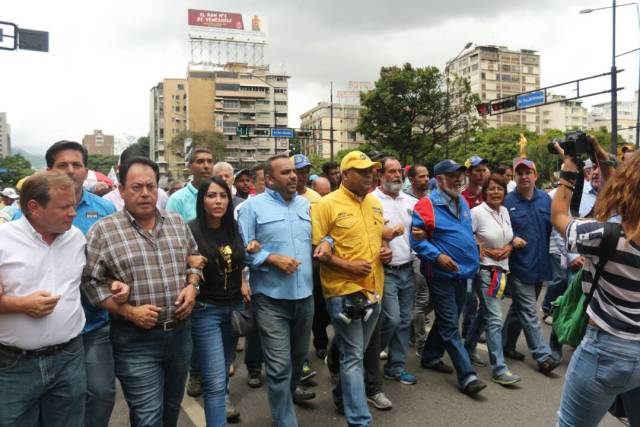 Oposición marcha desde Plaza Altamira al CNE este #7Jun / Foto Eduardo Ríos -LaPatilla.com