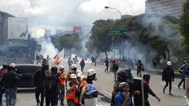 La GNB reprime a opositores en al menos cuatro de los once puntos de concentración en Caracas. Foto: Luis Gonzalo Pérez