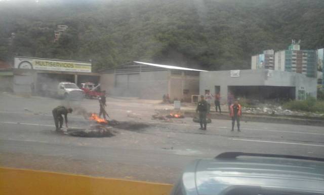 Protestan con barricadas en la autopista GMA (Foto: Patricia Medina / LaPatilla)