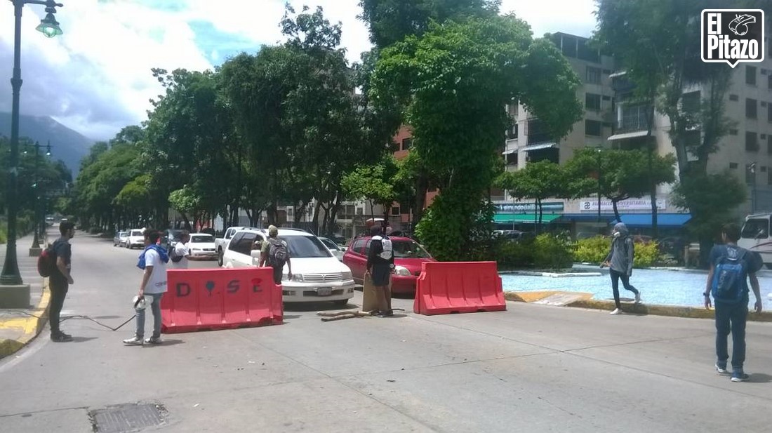 Estudiantes de la UCV protestan en Los Ilustres para pedir liberación de detenidos en El Rosal