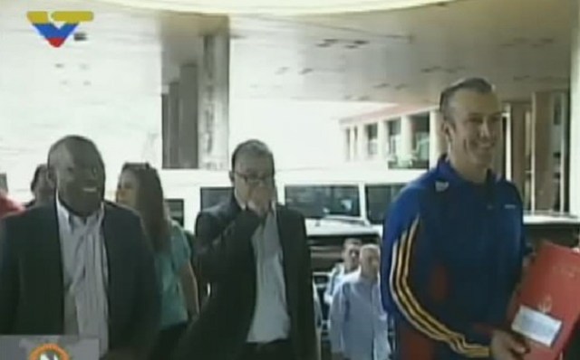 Tareck El Aissami, vicepresidente de la República, a su llegada al CNE / Foto captura tv
