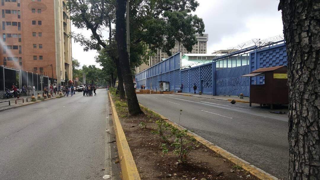 Estudiantes protestan con pupitrazo en la Av. Rómulo Gallegos #16Jun (Fotos)